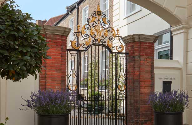 Montrose London Outside Gate