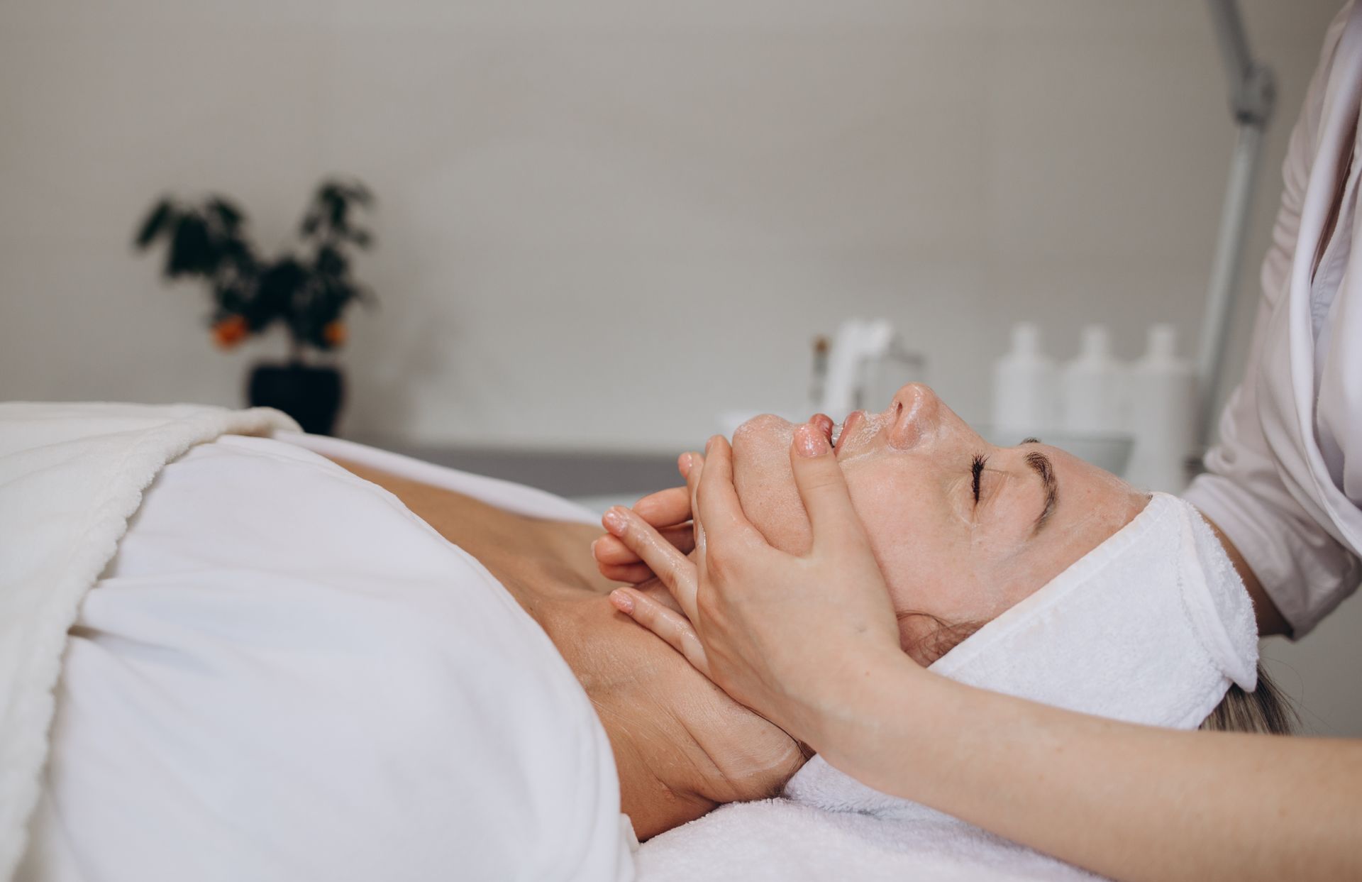 Manual lymphatic drainage facial massage at Montrose London Belgravia